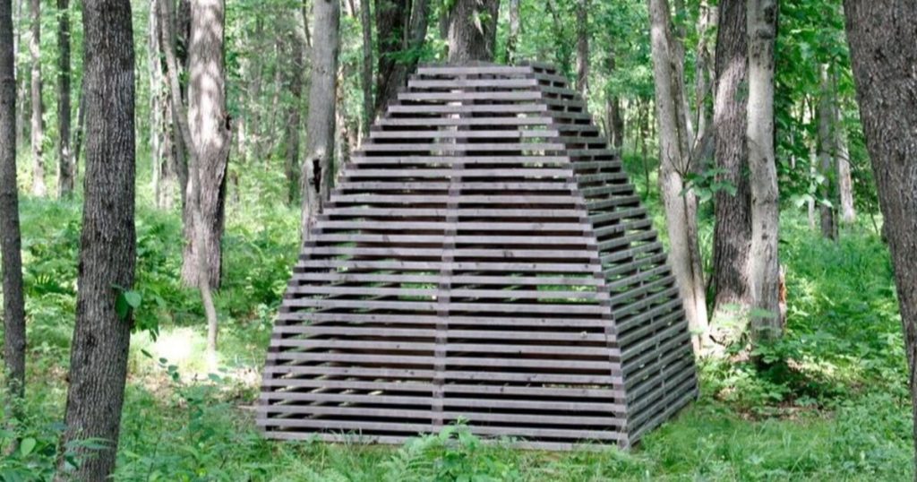 Minimalist sculptor Jackie Ferrara dies at 95.