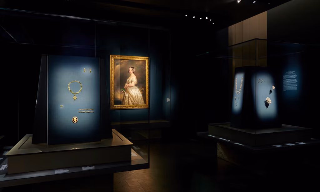 Paris exhibition presents exceptional jewels—but Louvre heist treasures missing from line up – The Art Newspaper