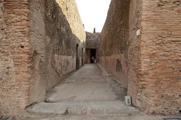 New Imaging Technology Revels Spicy, 2,000-Year-Old Graffiti Along Pompeii Passageway