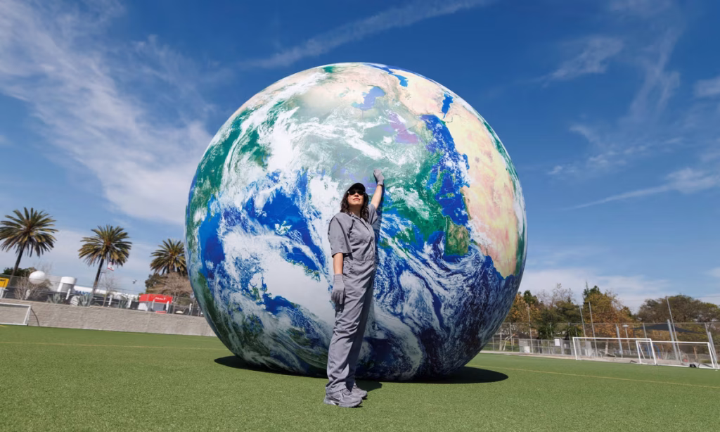 Bearing the weight of the world: Amanda Ross-Ho rolls out a new performance at Frieze Los Angeles – The Art Newspaper