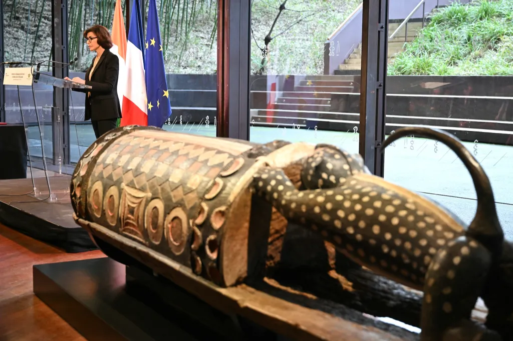 France Returns Looted ‘Talking Drum’ to the Republic of Côte d’Ivoire
