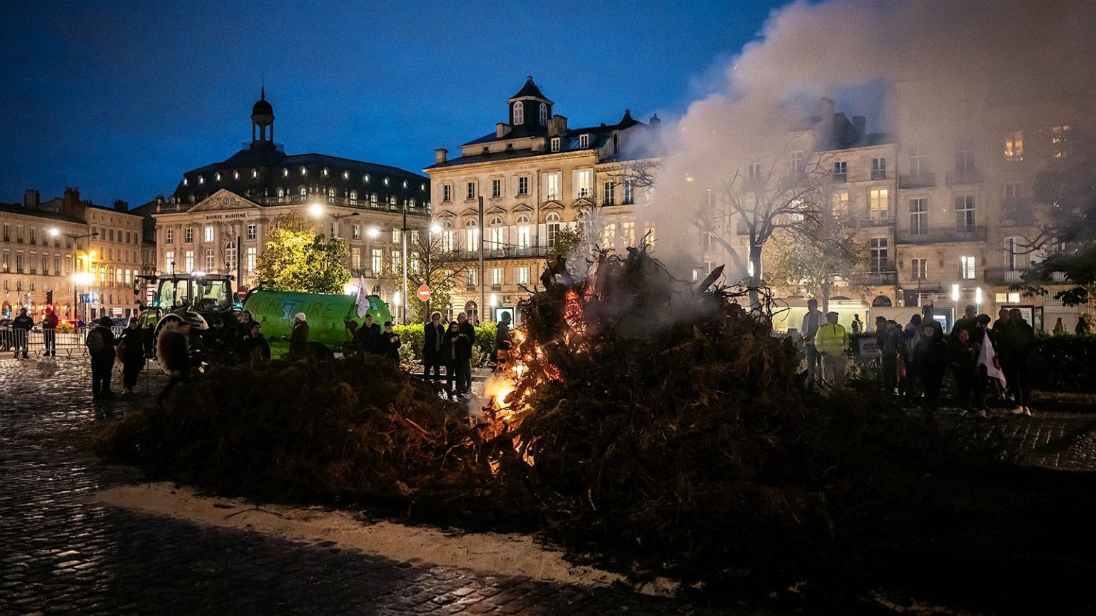 Bordeaux’s Winegrowers Face an Impossible Choice