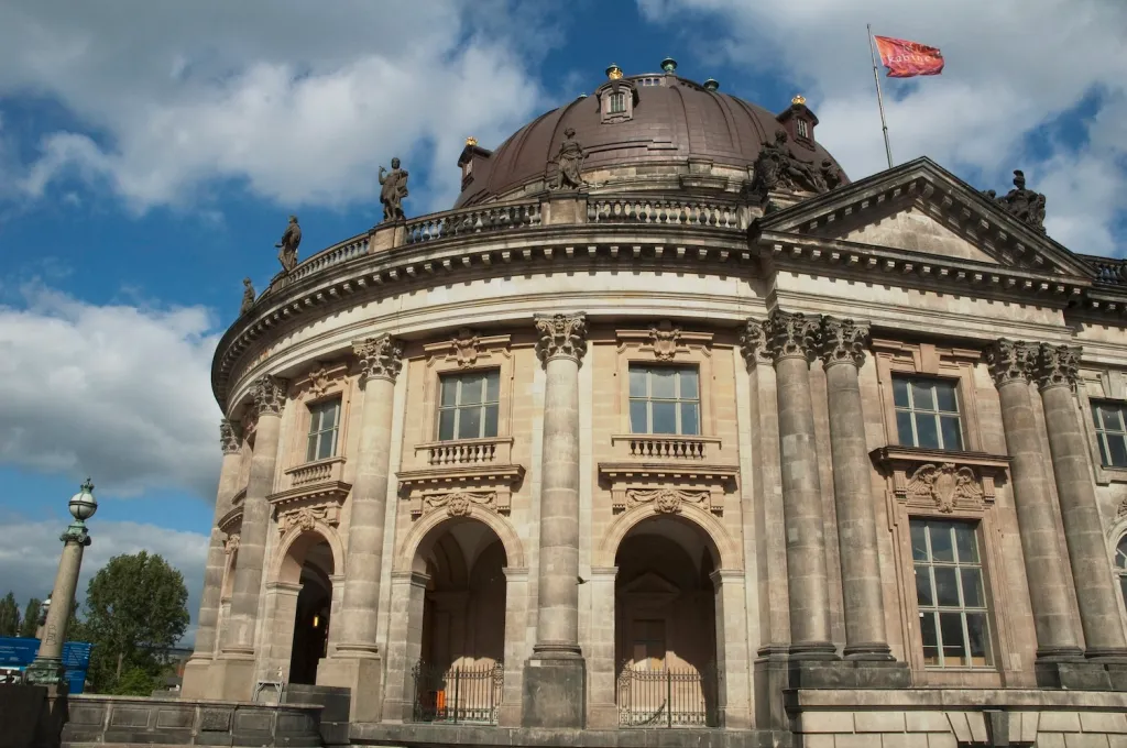 Activist Super-Glues Herself to Display Cabinet at Berlin’s Bode Museum