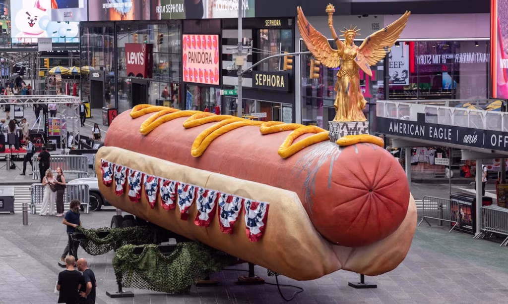 Artists’ monumental hot dog sculpture, now with patriotic toppings, returns to Times Square – The Art Newspaper