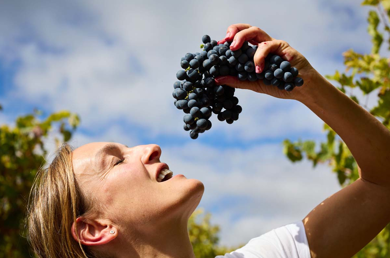 Elena Corzana and a bunch of grapes