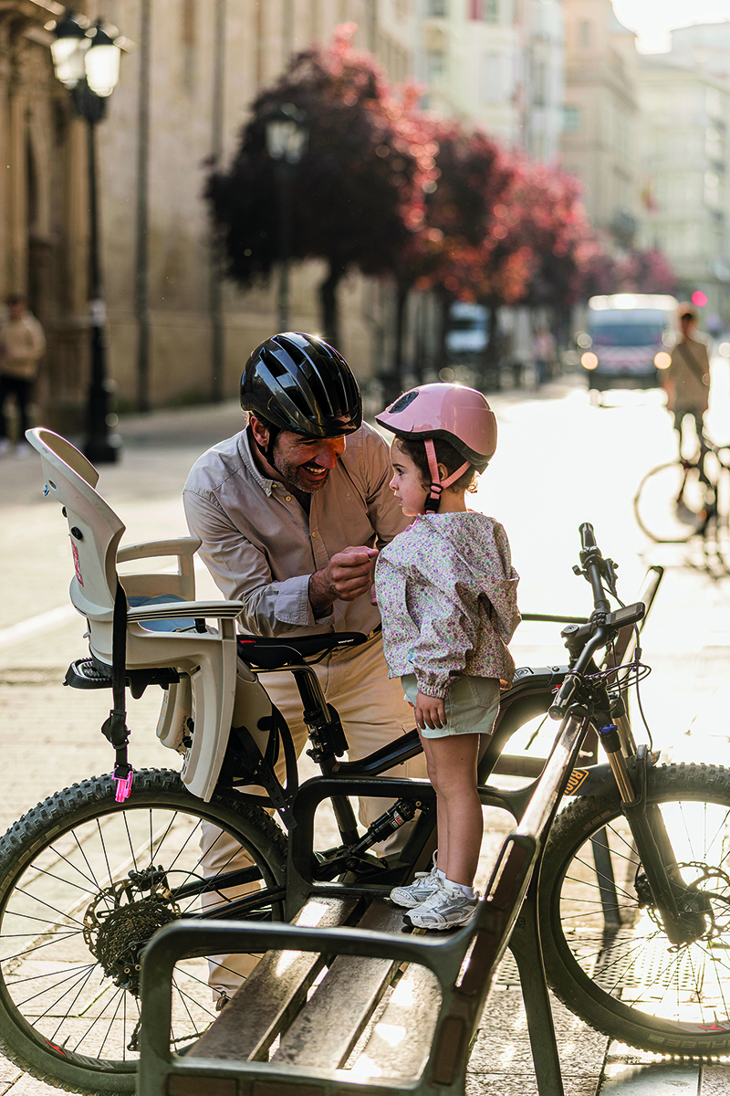 Richi Arambarri Perez and daughter Sofia