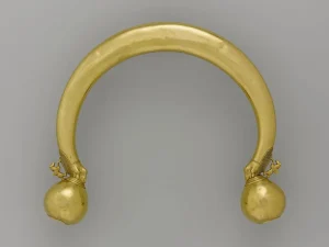Thieves Snatch 2,500-Year-Old Celtic Gold Torque from French Museum in Broad Daylight