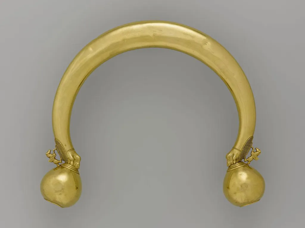 Thieves Snatch 2,500-Year-Old Celtic Gold Torque from French Museum in Broad Daylight