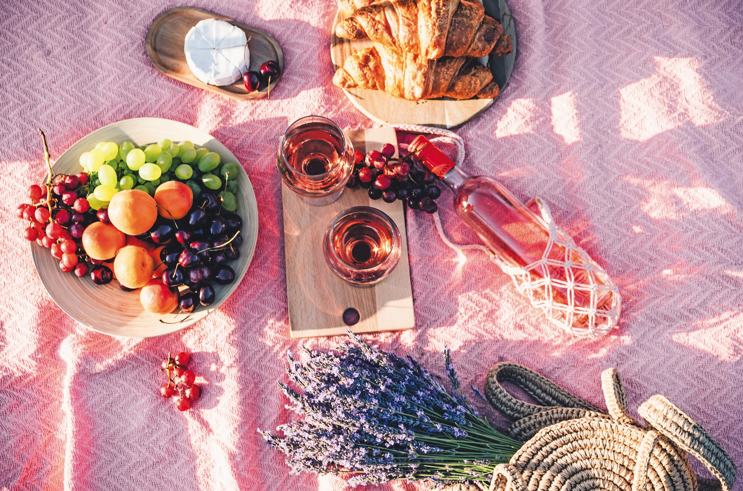 a summery picnic with rosé wine